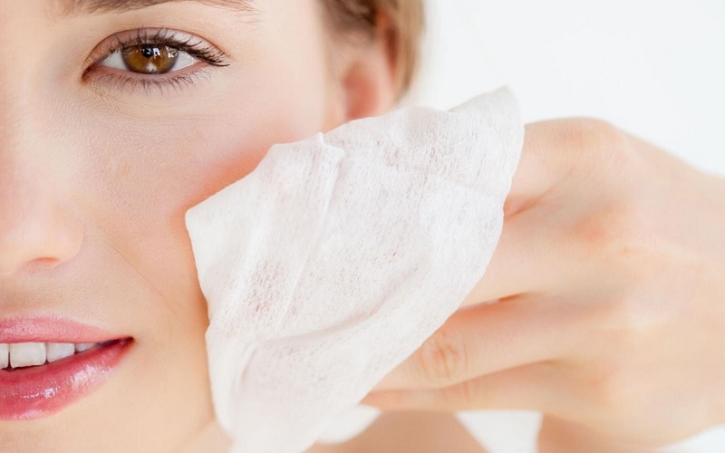 Tẩy trang thật kỹ vào cuối ngày để tránh mụn ẩn nhé!