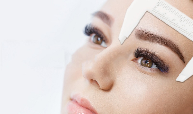 Chuyên gia sẽ phác họa dáng chân mày phù hợp với đường nét khuôn mặt