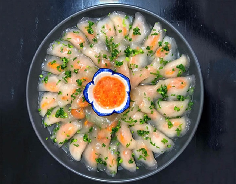 Bánh bột lọc nhân tôm là món bạn không nên ăn sau phun môi, mà chỉ nên ăn bánh bột lọc nhân đậu xanh. Vì tôm sẽ dễ khiến cho môi sưng viêm lâu lại dễ để lại sẹo