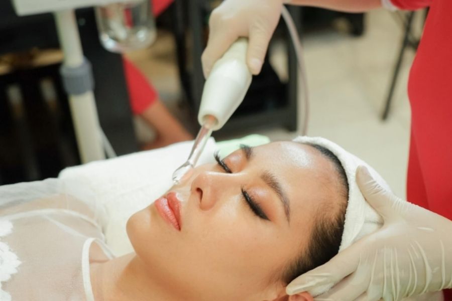 Kỹ thuật viên chuyên nghiệp sẽ mang đến bạn cảm giác rất thoải mái khi điều trị