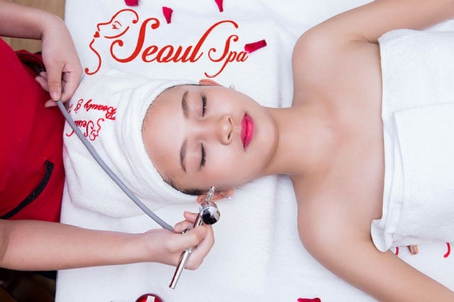 Chuyên viên đang tiến hành phương pháp PRP trẻ hóa da cho khách hàng