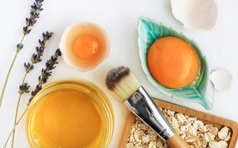 Phương pháp kết hợp mật ong và lòng đỏ trứng tương đối đơn giản