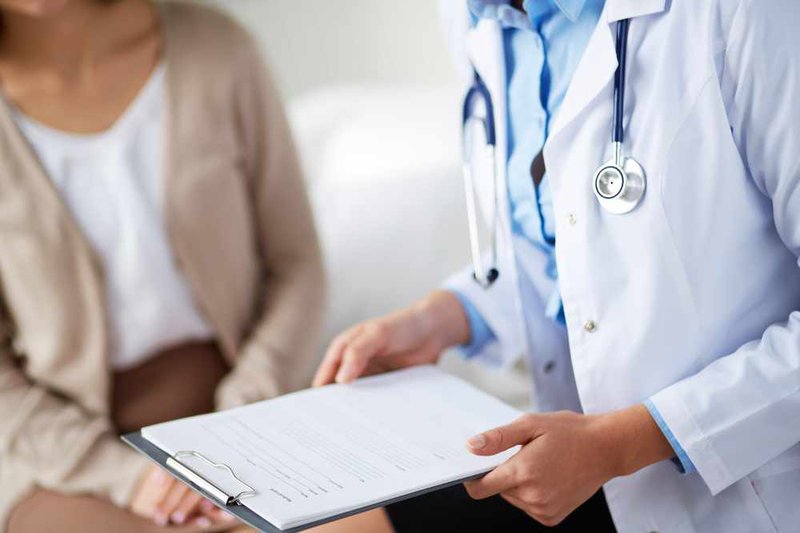 Bạn nên thăm khám y bác sĩ để biết được tình trạng da của mình