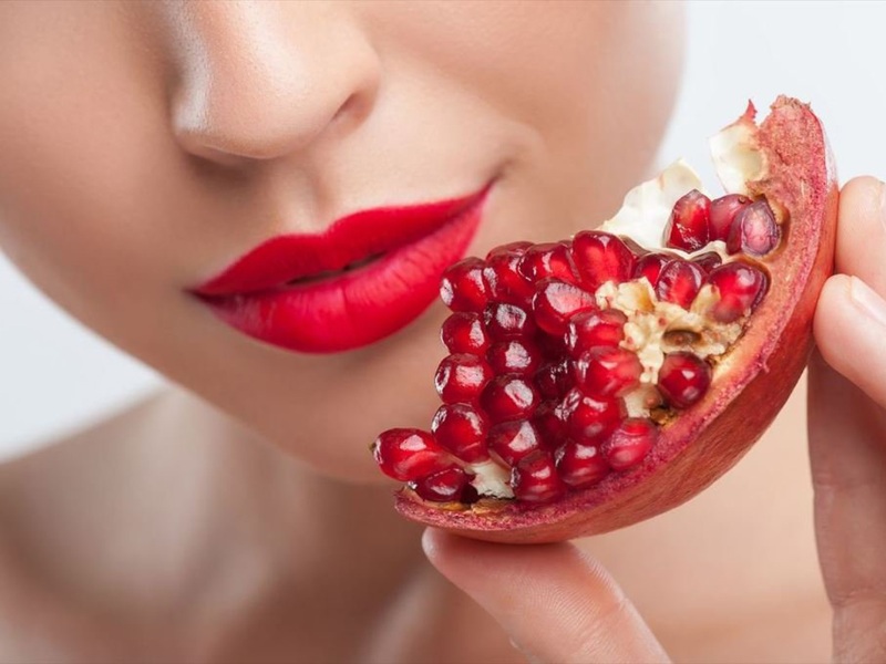 Cách làm đỏ môi bằng nước ép lựu