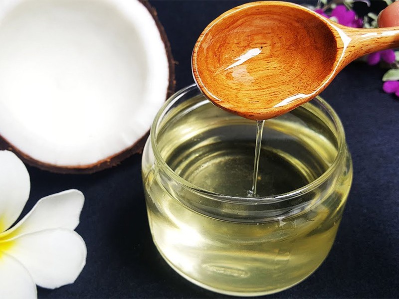 Dầu dừa đóng vai trò quan trọng trong việc cấp ẩm, thúc đẩy cơ thể sản sinh collagen, giúp đôi môi không những hồng hào lên trông thấy mà còn rất mềm mịn