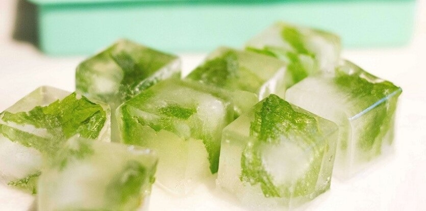 Sử dụng đá trà xanh lăn lên da sẽ giúp lỗ chân lông thu nhỏ, và vết mụn nhanh lành