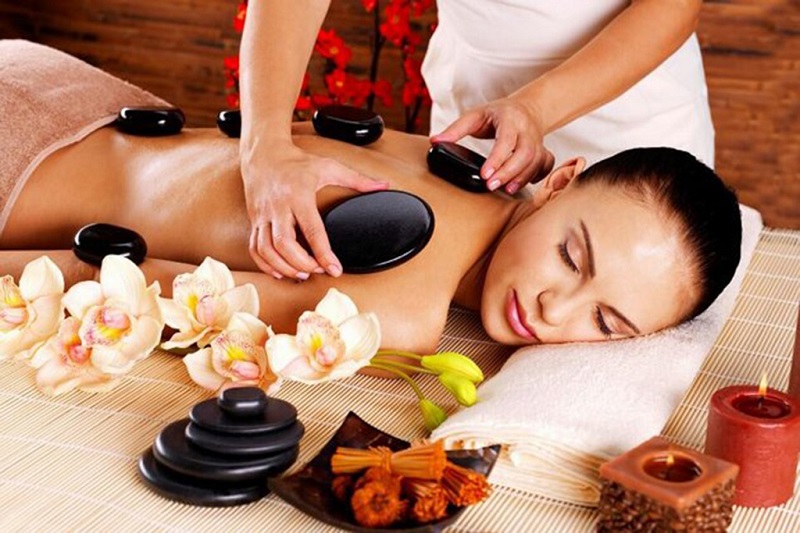 Massage body cùng với đá nóng