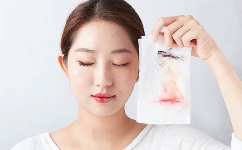 Thực hiện tẩy trang sẽ giúp loại bỏ hoàn toàn lớp trang điểm, bụi bẩn bên ngoài da