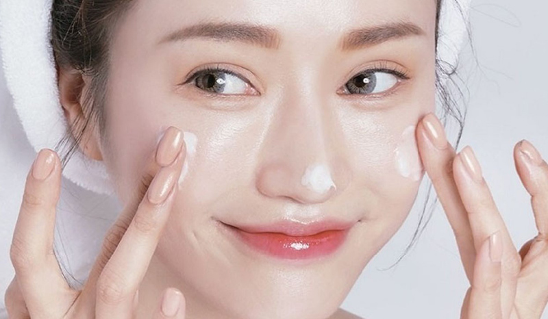 Rửa mặt 2 lần một ngày sẽ giúp da sạch sâu bên trong, làm thông thoáng lỗ chân lông