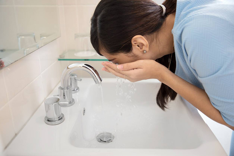 Rửa mặt sau khi hoạt động