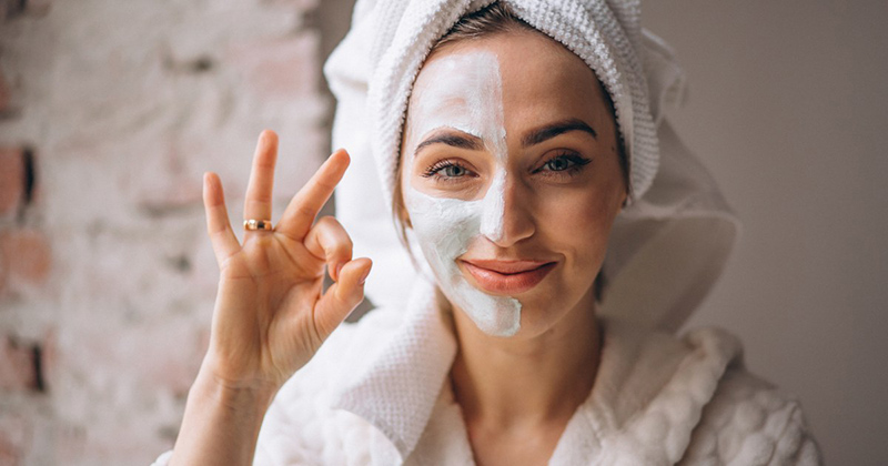 Đắp mặt nạ đất sét giúp kiểm soát bã nhờn trên da
