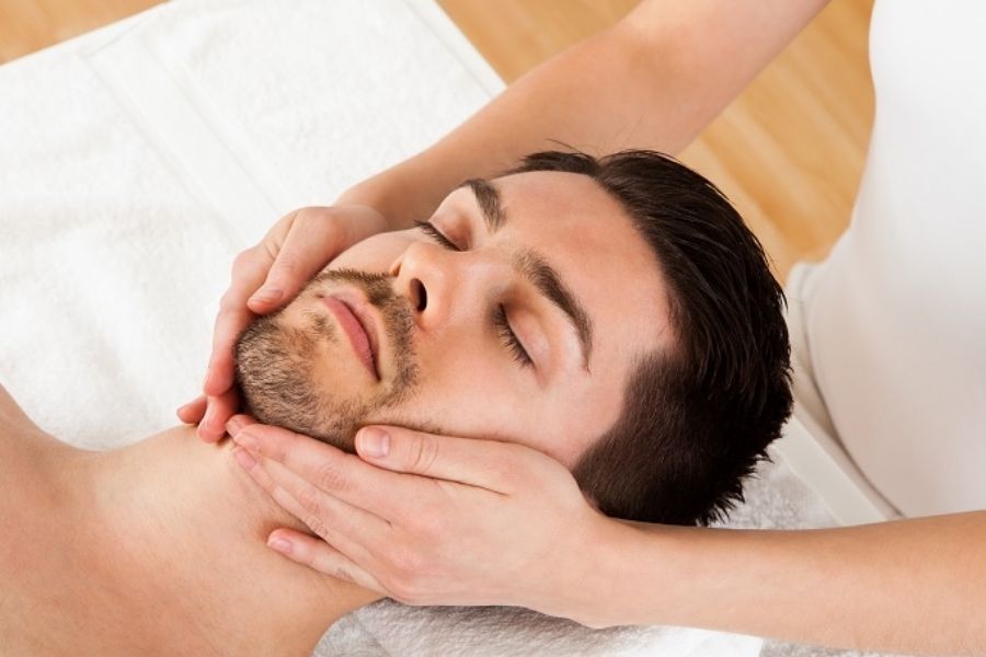 Điều trị mụn tại spa giúp thông thoáng và giảm đáng kể kích thước lỗ chân lông