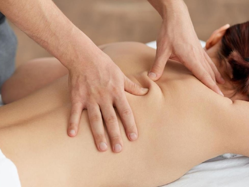 Tác dụng hàng đầu của massage bấm huyệt đó là giảm đau cơ và xương khớp