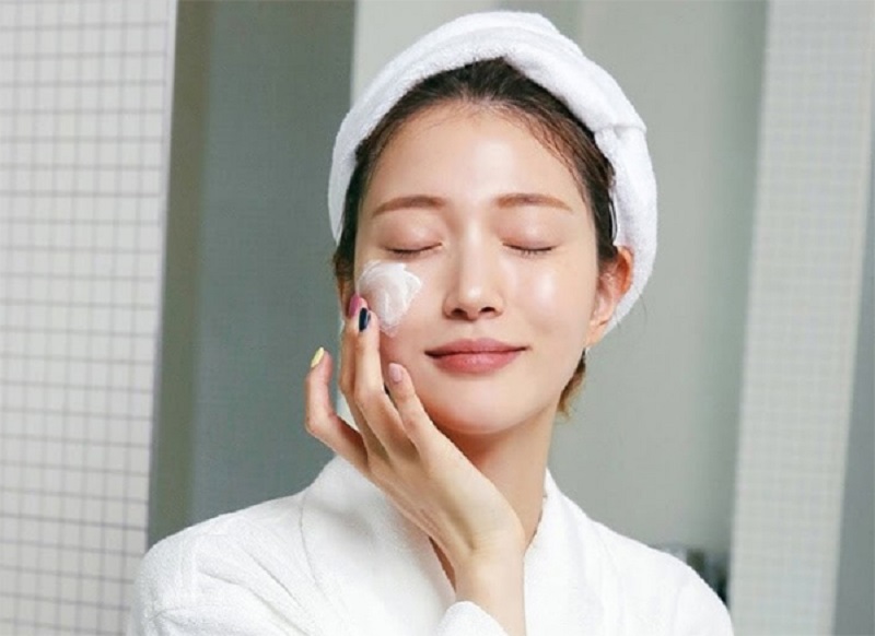 Bôi kem chống nắng trước khi ra ngoài để bảo vệ da khỏi ánh nắng mặt trời