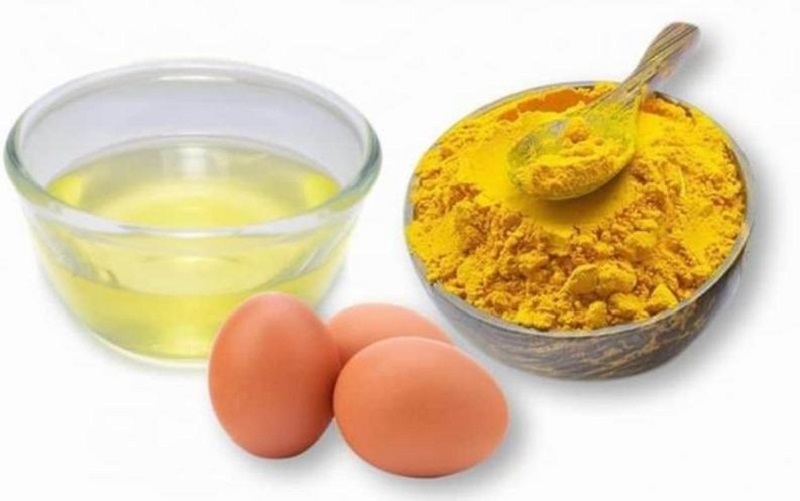 Lòng trắng trứng gà và bột nghệ khi kết hợp sẽ giúp trị mụn, trị thâm da rất tốt