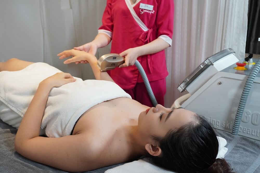 Công nghệ triệt lông Elight giúp chị em loại bỏ những vùng lông rậm rạp không mong muốn an toàn và hiệu quả cao hơn các phương pháp tại nhà lẫn công nghệ cũ