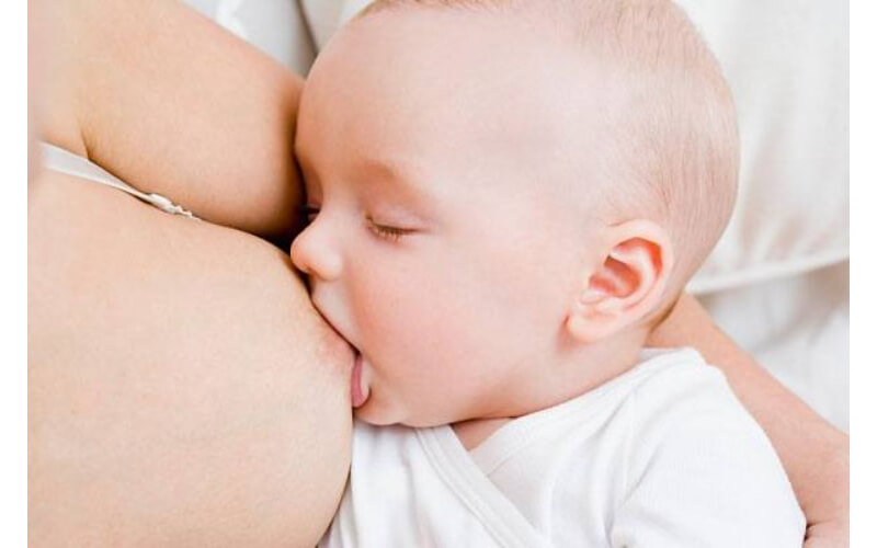 Cho con bú sai cách khiến núm ti thâm