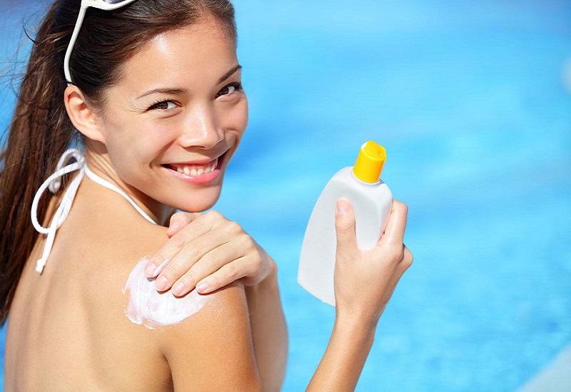 Cần che chắn và dùng kem chống nắng để ngăn chặn tia UV từ ánh nắng vào da