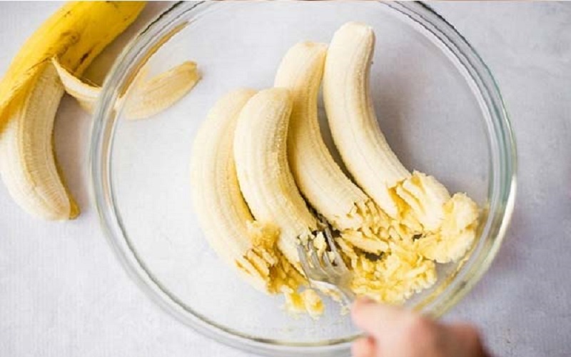 Kết hợp b&atilde; c&agrave; ph&ecirc; v&agrave; chuối l&agrave;m sạch da