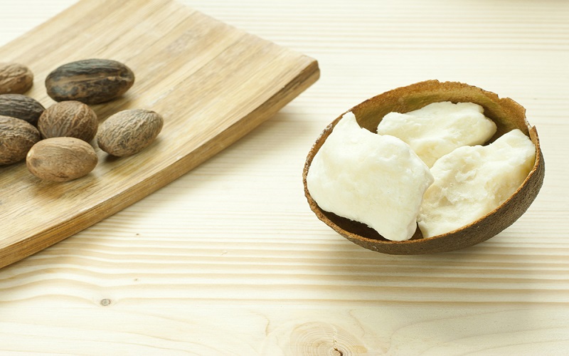 D&ugrave;ng b&atilde; c&agrave; ph&ecirc; v&agrave; bơ hạt mỡ