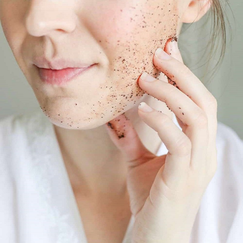 D&ugrave;ng b&atilde; c&agrave; ph&ecirc; với nước lọc loại bỏ da chết