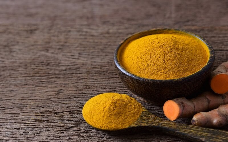 B&atilde; c&agrave; ph&ecirc; kết hợp bột nghệ hỗ trợ tẩy tế b&agrave;o chết nhẹ nh&agrave;ng, cho da mặt hồng h&agrave;o