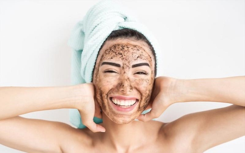 N&ecirc;n massage b&atilde; c&agrave; ph&ecirc; tr&ecirc;n da nhẹ nh&agrave;ng