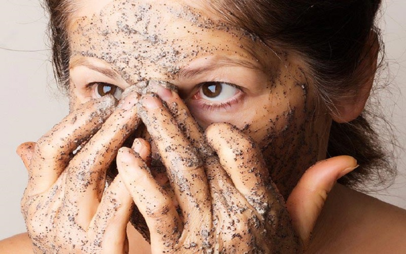 Kh&ocirc;ng d&ugrave;ng tẩy da chết bằng b&atilde; c&agrave; ph&ecirc; khi da c&oacute; vết thương hở