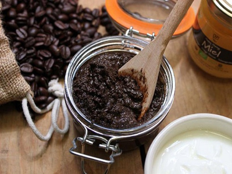 Loại bỏ da chết bằng b&atilde; c&agrave; ph&ecirc; c&ugrave;ng sữa tươi