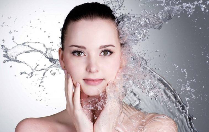 Vệ sinh thật sạch da mặt bằng tẩy trang và sữa rửa mặt