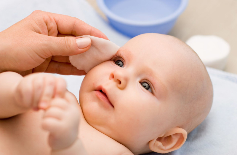 Mắt trẻ sơ sinh yếu hơn nhiều so với người trưởng thành