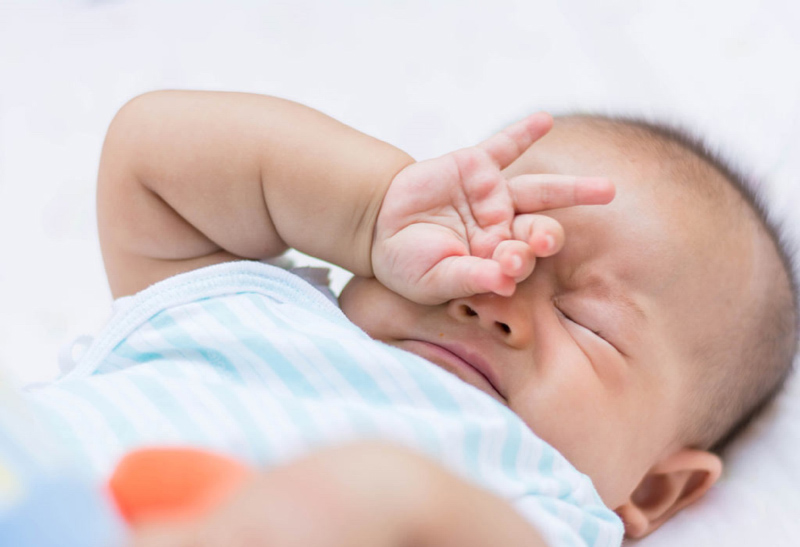 Cần phát hiện tình trạng mi rụng vào mắt trẻ kịp thời để xử lý nhanh chóng