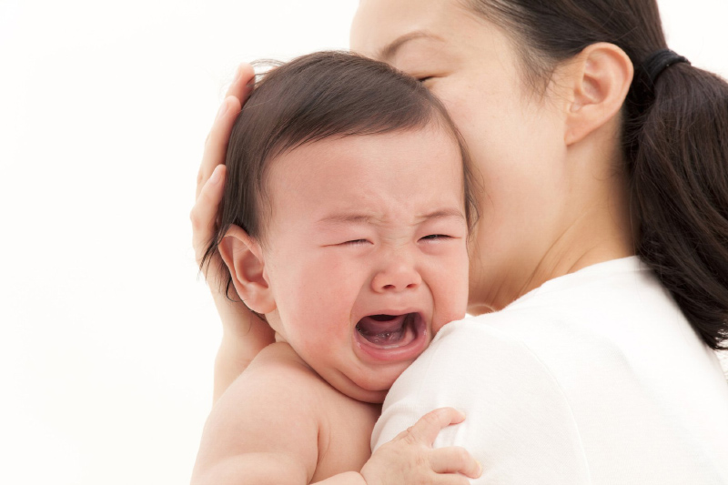 Các mẹ bỉm sữa nên biết những biện pháp phòng ngừa việc rụng lông mi ở trẻ