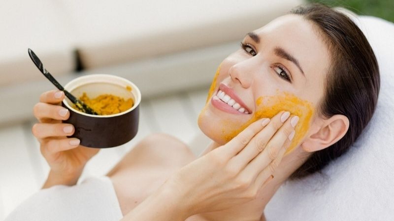 Bạn không nên đắp mặt nạ nghệ quá lâu vì điều này ảnh hưởng tới làn da