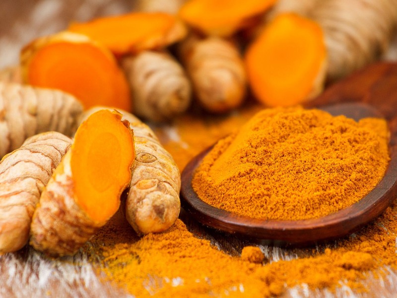 Trong nghệ tươi và tinh bột nghệ có chứa chất oxy hóa cực mạnh là curcumin, giúp ngăn ngừa lão hóa, kích thích tái tạo tế bào và hỗ trợ hồi phục da nhanh chóng