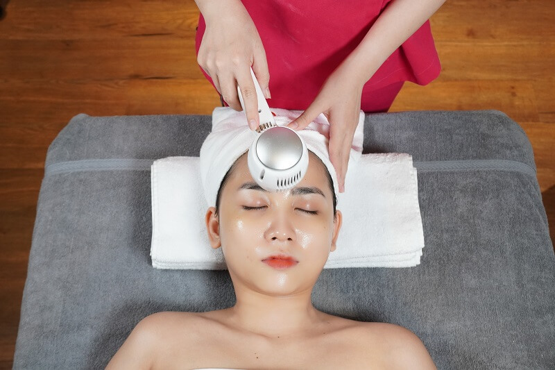 Điện di nóng – lạnh đưa tinh chất Vitamin C vào da giúp làm mờ thâm mụn
