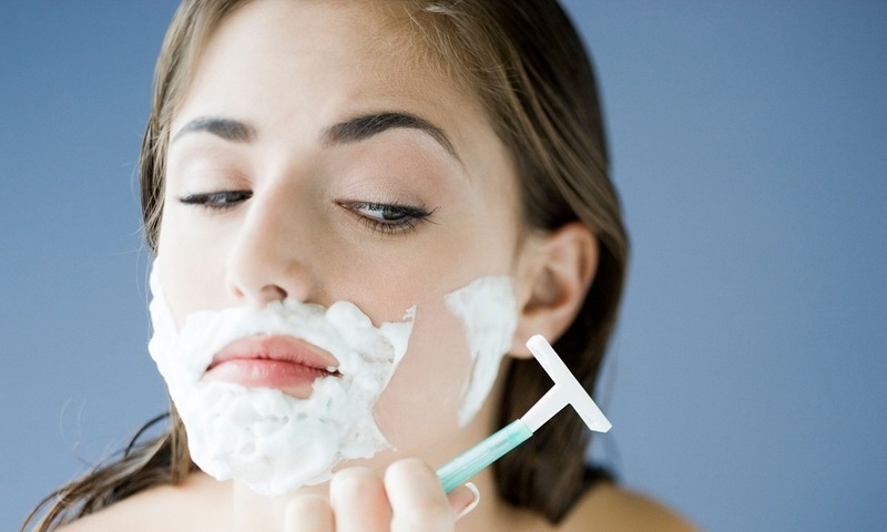 Phương pháp cạo lông mặt là một trong những cách tẩy lông phổ biến nhất