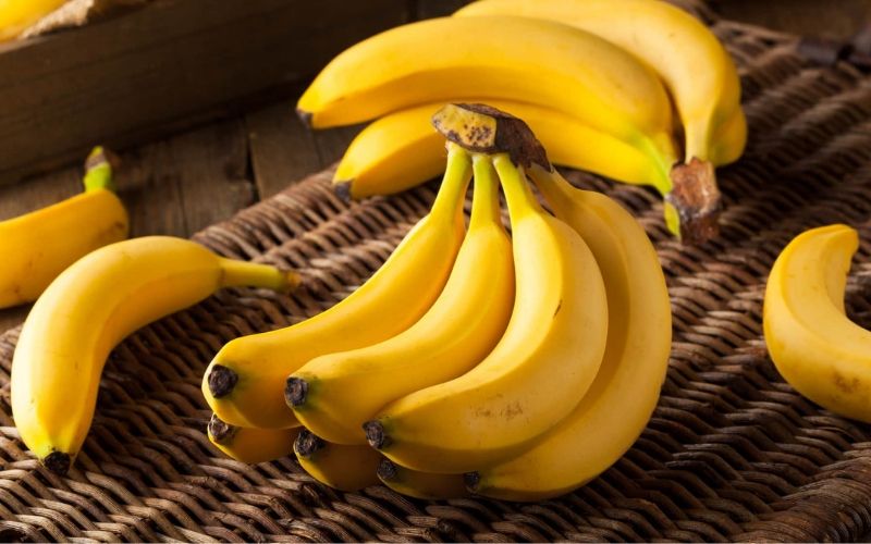 Nên kiêng ăn chuối để tránh trượt