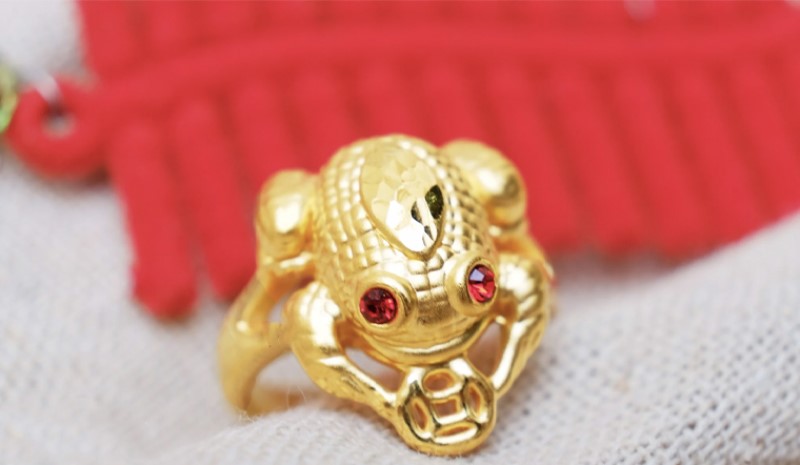 Bạn có thể mang theo biểu tượng con cóc vàng nếu không biết trước khi đi thi nên làm gì để may mắn