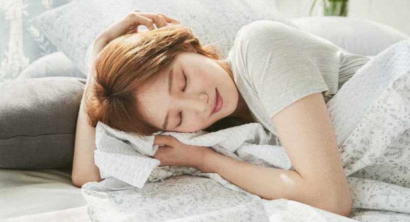 Khi ngủ nên tránh những tư thế ngủ nằm sấp, nằm nghiêng để tránh mặt nạ dính lên chăn gối