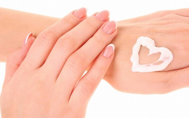 Bôi mặt nạ ngủ lên mu bàn tay để kiểm tra phản ứng của da trước khi thoa lên mặt