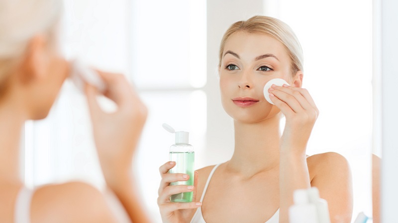 Thoa toner sau mỗi lần đắp mặt nạ sẽ giúp da cân bằng lại độ PH và độ ẩm cho da
