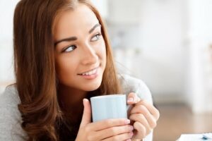 Uống cafe có nóng không 1 Cà phê giúp bạn tỉnh táo hơn và cung cấp năng lượng sảng khoái