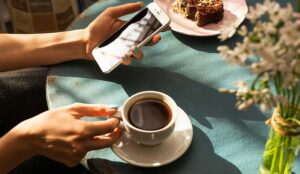 Uống cafe có nóng không 3 Cafein ảnh hưởng trực tiếp tới sự thay đổi hormone gây mụn