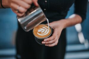 Uống cafe có nóng không 7 Bạn nên hạn chế việc ăn bánh kết hợp cùng với uống cà phê