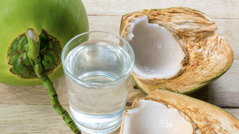 Nước dừa tươi làm mát cơ thể và giảm mụn