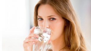 Uống nước đúng cách để có làn da đẹp 7 Uống nước đúng cách để có làn da đẹp Uống nước vào thời gian trước khi ngủ 1 tiếng