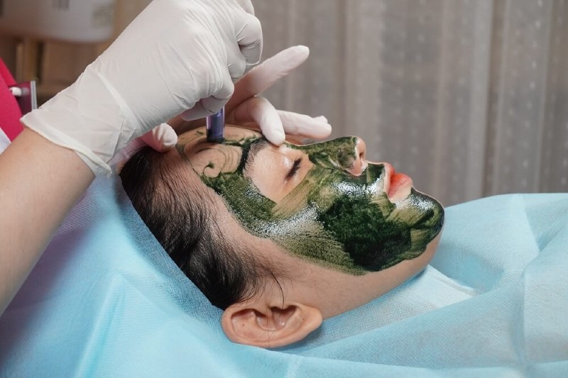 Kỹ thuật viên tại Seoul Spa sẽ tiến hành vi kim tảo biển lên da