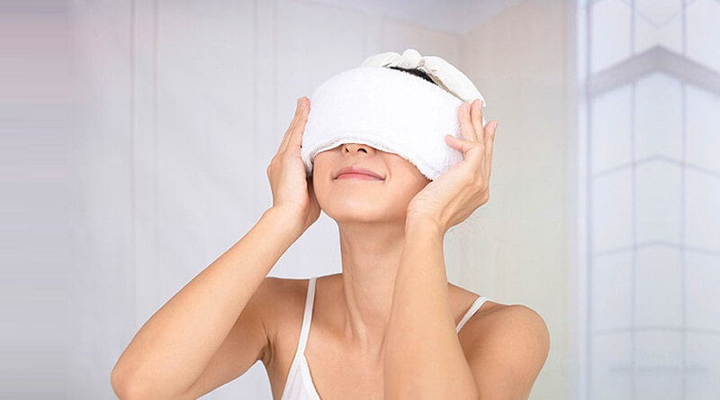 Chườm đá lên mắt để giảm sưng sau phun mí
