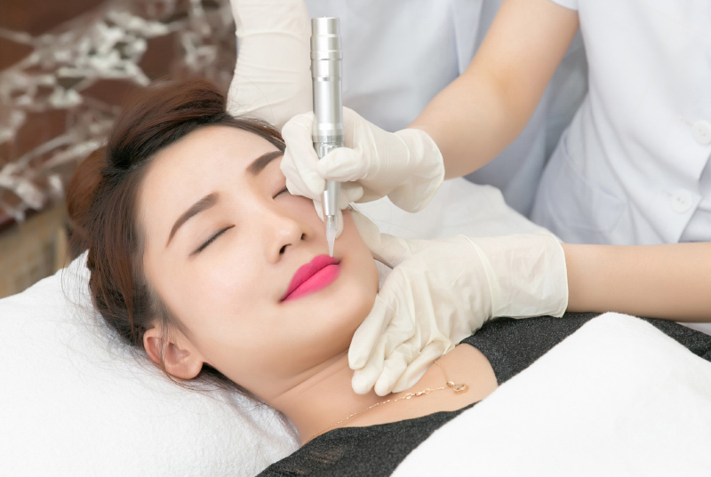 Hãy tuân thủ đúng theo sự chỉ định của bác sĩ sau khi xăm môi